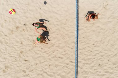 Selanik - Yunanistan 8 Haziran 2018: Aksiyon Aristoteles kare Yunan şampiyonasında Plaj Voleybolu Masters 2018 sırasında tanımsız oyuncular. Hava atışı