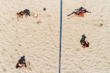 Selanik - Yunanistan 8 Haziran 2018: Aksiyon Aristoteles kare Yunan şampiyonasında Plaj Voleybolu Masters 2018 sırasında tanımsız oyuncular. Hava atışı