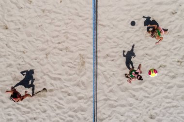 Selanik - Yunanistan 8 Haziran 2018: Aksiyon Aristoteles kare Yunan şampiyonasında Plaj Voleybolu Masters 2018 sırasında tanımsız oyuncular. Hava atışı