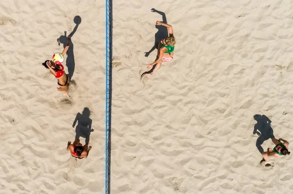 Selanik - Yunanistan 8 Haziran 2018: Aksiyon Aristoteles kare Yunan şampiyonasında Plaj Voleybolu Masters 2018 sırasında tanımsız oyuncular. Hava atışı