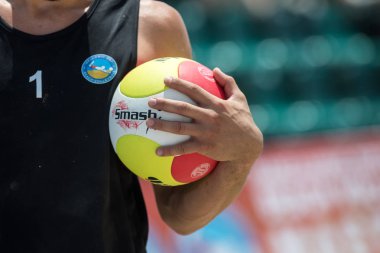 Selanik - Yunanistan 8 Haziran 2018: Yakın çekim sırasında Yunan şampiyonasında Aristotelous Meydanı Plaj Voleybolu Masters 2018 volley topu tutan bir el