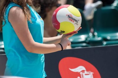 Selanik - Yunanistan 8 Haziran 2018: Yakın çekim sırasında Yunan şampiyonasında Aristotelous Meydanı Plaj Voleybolu Masters 2018 volley topu tutan bir el