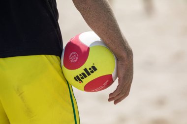 Selanik - Yunanistan 8 Haziran 2018: Yakın çekim sırasında Yunan şampiyonasında Aristotelous Meydanı Plaj Voleybolu Masters 2018 volley topu tutan bir el