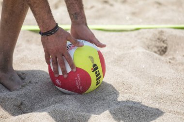 Selanik - Yunanistan 8 Haziran 2018: Yakın çekim sırasında Yunan şampiyonasında Aristotelous Meydanı Plaj Voleybolu Masters 2018 volley topu tutan bir el