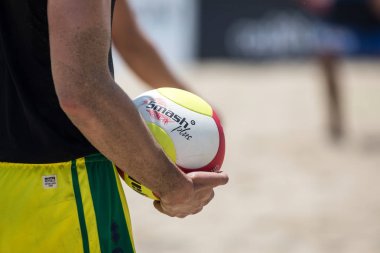 Selanik - Yunanistan 8 Haziran 2018: Yakın çekim sırasında Yunan şampiyonasında Aristotelous Meydanı Plaj Voleybolu Masters 2018 volley topu tutan bir el
