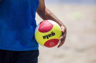 Selanik - Yunanistan 8 Haziran 2018: Yakın çekim sırasında Yunan şampiyonasında Aristotelous Meydanı Plaj Voleybolu Masters 2018 volley topu tutan bir el
