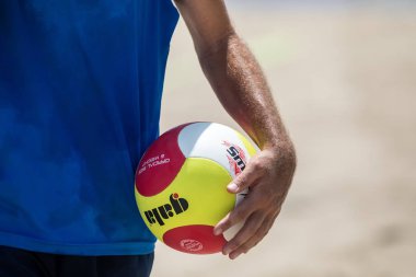 Selanik - Yunanistan 8 Haziran 2018: Yakın çekim sırasında Yunan şampiyonasında Aristotelous Meydanı Plaj Voleybolu Masters 2018 volley topu tutan bir el