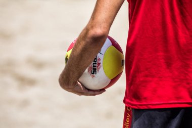 Selanik - Yunanistan 8 Haziran 2018: Yakın çekim sırasında Yunan şampiyonasında Aristotelous Meydanı Plaj Voleybolu Masters 2018 volley topu tutan bir el