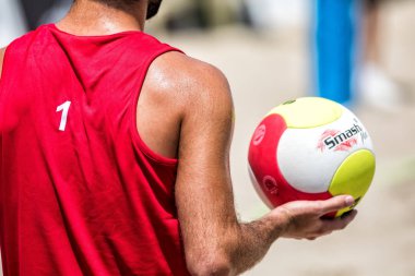 Selanik - Yunanistan 8 Haziran 2018: Yakın çekim sırasında Yunan şampiyonasında Aristotelous Meydanı Plaj Voleybolu Masters 2018 volley topu tutan bir el