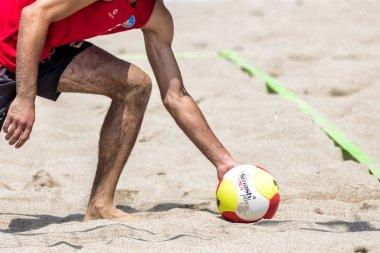 Selanik - Yunanistan 8 Haziran 2018: Yakın çekim sırasında Yunan şampiyonasında Aristotelous Meydanı Plaj Voleybolu Masters 2018 volley topu tutan bir el
