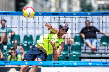 Selanik - Yunanistan 8 Haziran 2018: Tanımsız oyuncu eylem sırasında Yunan şampiyonasında Aristotelous Meydanı Plaj Voleybolu Masters 2018.