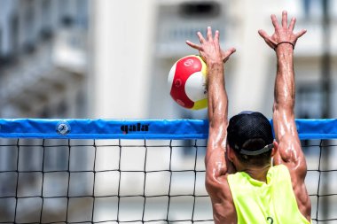 Selanik - Yunanistan 8 Haziran 2018: Tanımsız oyuncu eylem sırasında Yunan şampiyonasında Aristotelous Meydanı Plaj Voleybolu Masters 2018.