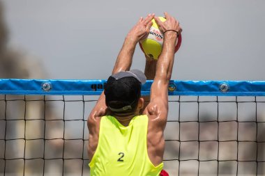 Selanik - Yunanistan 8 Haziran 2018: Tanımsız oyuncu eylem sırasında Yunan şampiyonasında Aristotelous Meydanı Plaj Voleybolu Masters 2018.
