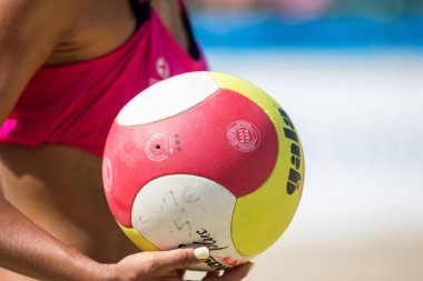 Selanik - Yunanistan 8 Haziran 2018: Yakın çekim sırasında Yunan şampiyonasında Aristotelous Meydanı Plaj Voleybolu Masters 2018 volley topu tutan bir el