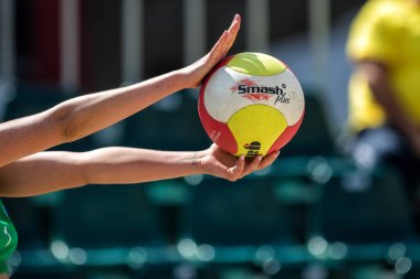 Selanik - Yunanistan 8 Haziran 2018: Yakın çekim sırasında Yunan şampiyonasında Aristotelous Meydanı Plaj Voleybolu Masters 2018 volley topu tutan bir el