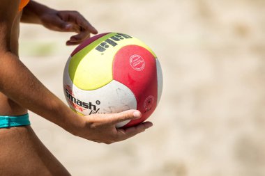 Selanik - Yunanistan 8 Haziran 2018: Yakın çekim sırasında Yunan şampiyonasında Aristotelous Meydanı Plaj Voleybolu Masters 2018 volley topu tutan bir el