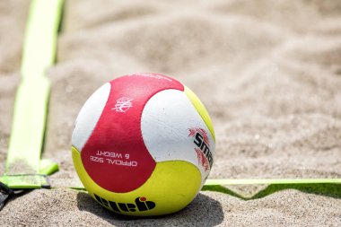 Selanik - Yunanistan 8 Haziran 2018: Yakın çekim plaj voleybolu topu Aristotelous Meydanı Yunan şampiyonasında Plaj Voleybolu Masters 2018 sırasında
