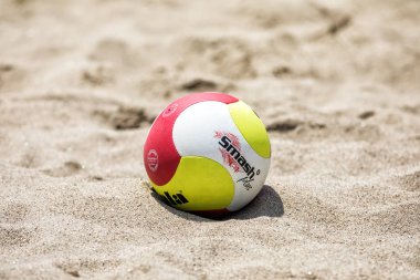 Selanik - Yunanistan 8 Haziran 2018: Yakın çekim plaj voleybolu topu Aristotelous Meydanı Yunan şampiyonasında Plaj Voleybolu Masters 2018 sırasında
