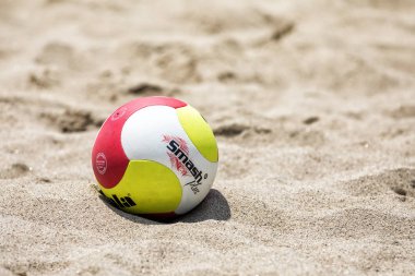 Selanik - Yunanistan 8 Haziran 2018: Yakın çekim plaj voleybolu topu Aristotelous Meydanı Yunan şampiyonasında Plaj Voleybolu Masters 2018 sırasında