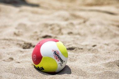Selanik - Yunanistan 8 Haziran 2018: Yakın çekim plaj voleybolu topu Aristotelous Meydanı Yunan şampiyonasında Plaj Voleybolu Masters 2018 sırasında