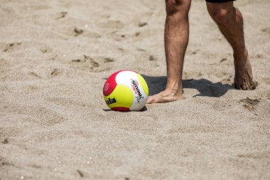 Selanik - Yunanistan 8 Haziran 2018: Yakın çekim plaj voleybolu topu Aristotelous Meydanı Yunan şampiyonasında Plaj Voleybolu Masters 2018 sırasında