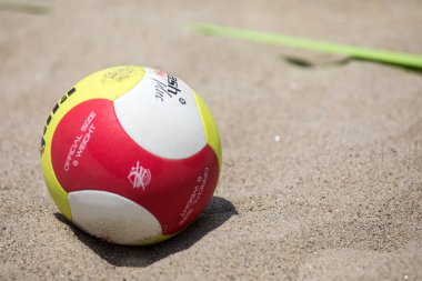 Selanik - Yunanistan 8 Haziran 2018: Yakın çekim plaj voleybolu topu Aristotelous Meydanı Yunan şampiyonasında Plaj Voleybolu Masters 2018 sırasında