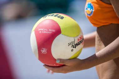 Selanik - Yunanistan 8 Haziran 2018: Yakın çekim sırasında Yunan şampiyonasında Aristotelous Meydanı Plaj Voleybolu Masters 2018 volley topu tutan bir el