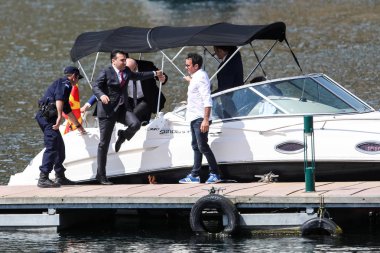 Prespes - Yunanistan, 17 Haziran 2018: Makedonya Başbakanı Zoran Zaev gelmesi daha önce Makedonya'nın Psarades köyü yeni adı için bir imzalama anlaşması