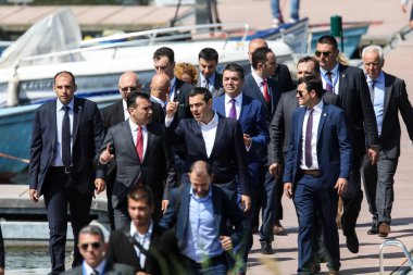 Prespes - Yunanistan, 17 Haziran 2018: Yunan Başbakanı Alexis Tsipras ve onun Makedon muadili Zoran Zaev yürüme önce Makedonya'nın Psarades köyü yeni adı için bir imzalama anlaşması