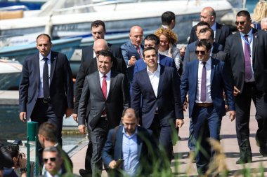 Prespes - Yunanistan, 17 Haziran 2018: Yunan Başbakanı Alexis Tsipras ve onun Makedon muadili Zoran Zaev yürüme önce Makedonya'nın Psarades köyü yeni adı için bir imzalama anlaşması