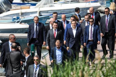 Prespes - Yunanistan, 17 Haziran 2018: Yunan Başbakanı Alexis Tsipras ve onun Makedon muadili Zoran Zaev yürüme önce Makedonya'nın Psarades köyü yeni adı için bir imzalama anlaşması
