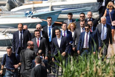 Prespes - Yunanistan, 17 Haziran 2018: Yunan Başbakanı Alexis Tsipras ve onun Makedon muadili Zoran Zaev yürüme önce Makedonya'nın Psarades köyü yeni adı için bir imzalama anlaşması