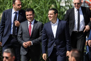 Prespes - Yunanistan, 17 Haziran 2018: Yunan Başbakanı Alexis Tsipras ve onun Makedon muadili Zoran Zaev yürüme önce Makedonya'nın Psarades köyü yeni adı için bir imzalama anlaşması