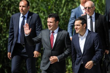 Prespes - Yunanistan, 17 Haziran 2018: Yunan Başbakanı Alexis Tsipras ve onun Makedon muadili Zoran Zaev yürüme önce Makedonya'nın Psarades köyü yeni adı için bir imzalama anlaşması