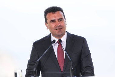 Prespes - Yunanistan, 17 Haziran 2018: Makedonya Başbakanı Zoran Zaev konuşmak Makedonya'nın Psarades köyü yeni adı için bir imzalama anlaşması sırasında