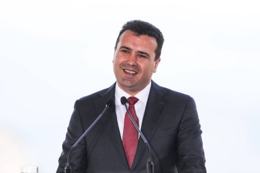 Prespes - Yunanistan, 17 Haziran 2018: Makedonya Başbakanı Zoran Zaev konuşmak Makedonya'nın Psarades köyü yeni adı için bir imzalama anlaşması sırasında