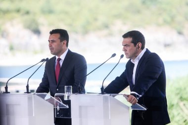 Prespes - Yunanistan, 17 Haziran 2018: Greek Prime Minister Alexis Tsipras (R) ve Makedonya'nın Psarades köyü yeni adı için bir imzalama anlaşması sırasında Makedonya mevkidaşı Zoran Zaev (L)