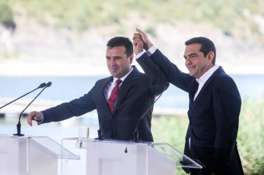 Prespes - Yunanistan, 17 Haziran 2018: Greek Prime Minister Alexis Tsipras (R) ve Makedonya'nın Psarades köyü yeni adı için bir imzalama anlaşması sırasında Makedonya mevkidaşı Zoran Zaev (L)
