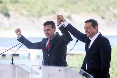 Prespes - Yunanistan, 17 Haziran 2018: Greek Prime Minister Alexis Tsipras (R) ve Makedonya'nın Psarades köyü yeni adı için bir imzalama anlaşması sırasında Makedonya mevkidaşı Zoran Zaev (L)