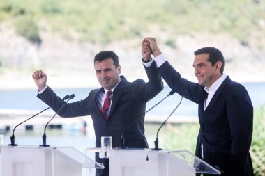 Prespes - Yunanistan, 17 Haziran 2018: Greek Prime Minister Alexis Tsipras (R) ve Makedonya'nın Psarades köyü yeni adı için bir imzalama anlaşması sırasında Makedonya mevkidaşı Zoran Zaev (L)