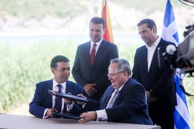 Prespes - Yunanistan, 17 Haziran, 2018:Greek Dışişleri Bakanı N. Kotzias (așağı R) ve Makedonya mevkidaşı N. Dimitrov (L) aşağı işaret A. Tsipras (R) ve Z. Zaev (L) olarak bir ön anlaşma arkasındayız