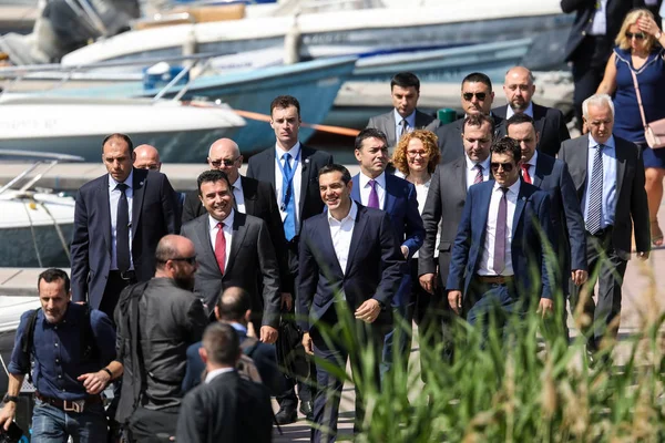 Prespes - Yunanistan, 17 Haziran 2018: Yunan Başbakanı Alexis Tsipras ve onun Makedon muadili Zoran Zaev yürüme önce Makedonya'nın Psarades köyü yeni adı için bir imzalama anlaşması
