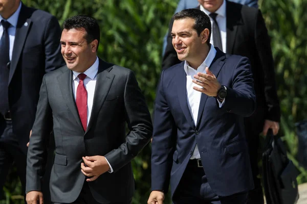 Prespes - Yunanistan, 17 Haziran 2018: Yunan Başbakanı Alexis Tsipras ve onun Makedon muadili Zoran Zaev yürüme önce Makedonya'nın Psarades köyü yeni adı için bir imzalama anlaşması