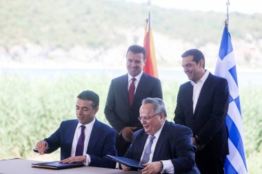 Prespes - Yunanistan, 17 Haziran, 2018:Greek Dışişleri Bakanı N. Kotzias (așağı R) ve Makedonya mevkidaşı N. Dimitrov (L) aşağı işaret A. Tsipras (R) ve Z. Zaev (L) olarak bir ön anlaşma arkasındayız