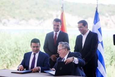 Prespes - Yunanistan, 17 Haziran, 2018:Greek Dışişleri Bakanı N. Kotzias (așağı R) ve Makedonya mevkidaşı N. Dimitrov (L) aşağı işaret A. Tsipras (R) ve Z. Zaev (L) olarak bir ön anlaşma arkasındayız