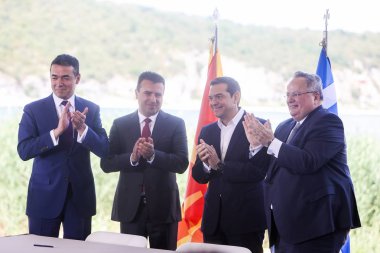 Prespes - Yunanistan, 17 Haziran 2018: Nikola Dimitrov (L), Zoran Zaev (2l), Alexis Tsipras (2r) ve Makedonya'nın Psarades köyü yeni adı için bir imzalama anlaşması sırasında Nikos Kotzias (R)