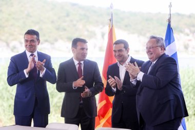 Prespes - Yunanistan, 17 Haziran 2018: Nikola Dimitrov (L), Zoran Zaev (2l), Alexis Tsipras (2r) ve Makedonya'nın Psarades köyü yeni adı için bir imzalama anlaşması sırasında Nikos Kotzias (R)