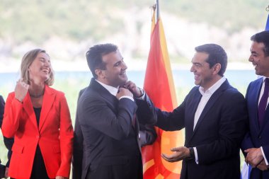 Prespes - Yunanistan, 17 Haziran 2018: Yunan Başbakanı Alexis Tsipras(R) ve Makedonya'nın Psarades köyü yeni adı için bir imzalama anlaşması sırasında Makedonya mevkidaşı Zoran Zaev(L)