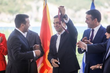 Prespes - Yunanistan, 17 Haziran 2018: Yunan Başbakanı Alexis Tsipras(R) ve Makedonya'nın Psarades köyü yeni adı için bir imzalama anlaşması sırasında Makedonya mevkidaşı Zoran Zaev(L)