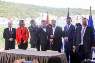 Prespes - Yunanistan, 17 Haziran'da Yunan Başbakanı A. Tsipras ile 2018:Family fotoğraf ve Makedonya'nın Psarades köyü yeni adı için bir imzalama anlaşması sırasında Makedonya mevkidaşı Z. Zaev